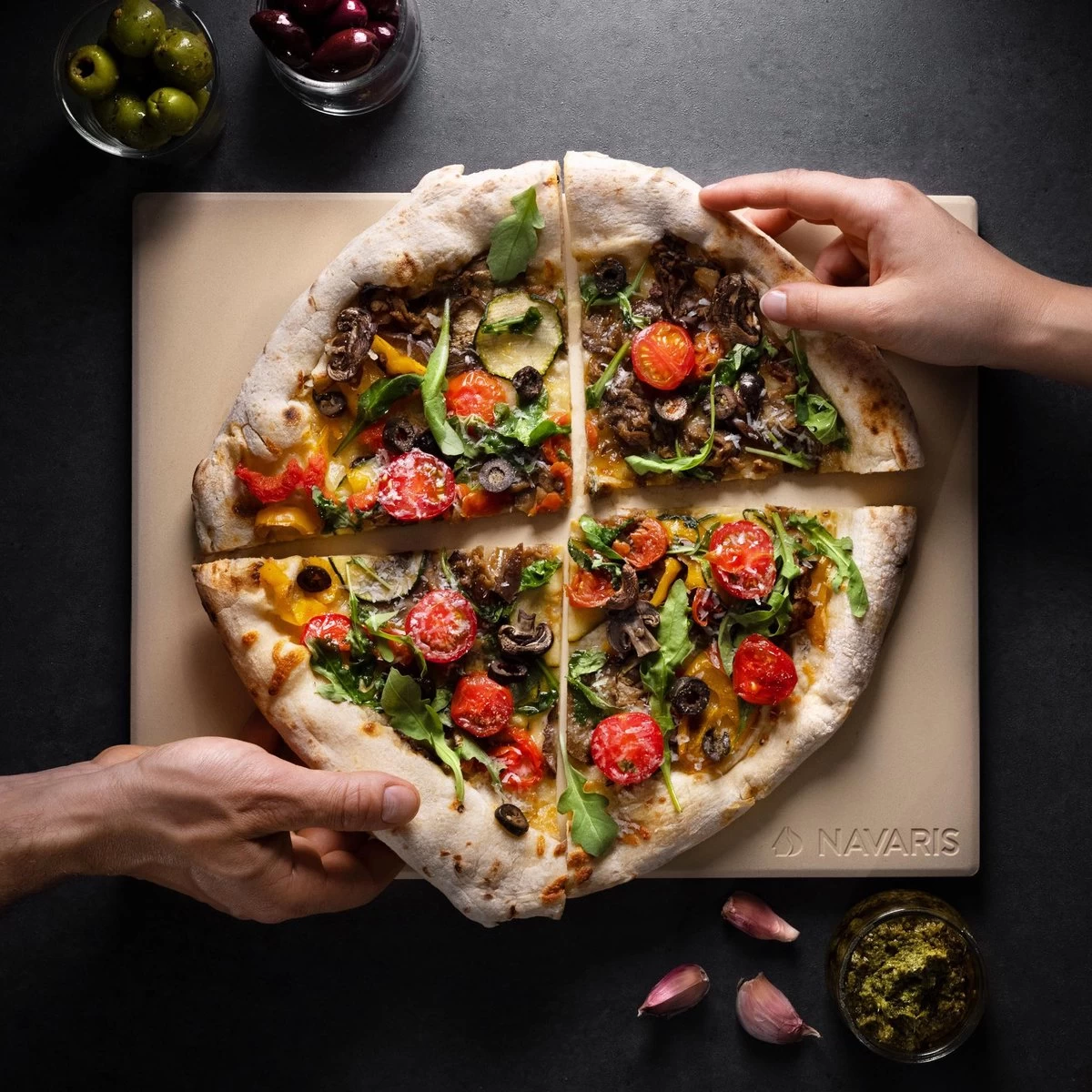 Navaris XL Pour Four, Grill Et Barbecue - Assiette à Pizza Rectangulaire 38 X 30 Cm - Set Comprenant Une Pelle à Pizza En Bambou Et Un Coupe-herbes Mezzaluna – Image 3