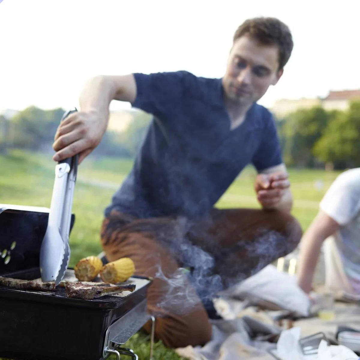 AG To- Go Barbecue Ø44 Cm - Barbecues à Charbon - Incl. Thermomètre - Température Inoxydable - Compact -Barbecue Carré - Incl. Couvercle - Barbecue Traditionnel - 6 Personnes - Partout Grille De Ventilation Pour Régulation D'oxygène - Zwart – Image 11