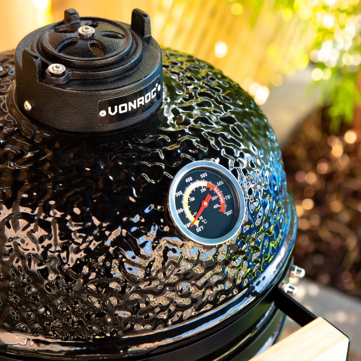 VONROC Kamado 13 Pouces - Surface De Cuisson Ø27cm - Barbecue à Charbon - Céramique - Modèle De Table - Avec Socle, Thermomètre, Pose-assiettes & Habillage Pluie – Image 6