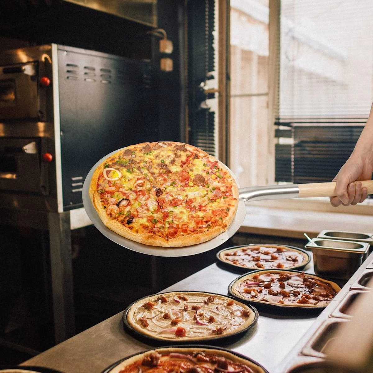 Pelle à Pizza Decopatent® - Pelle à Pizza Ronde Avec Manche Long En Bois (80cm) - Spatule à Pizza Bois / Acier Inoxydable Métal - ROND – Image 9