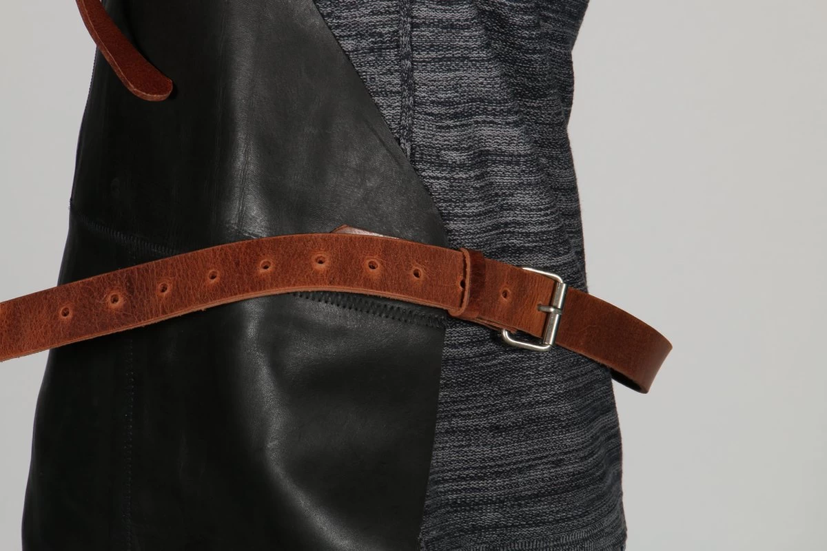 Sorprese Premium – Tablier Bbq – Carreaux Noir-cognac – Tablier Bbq Homme – 100 % Cuir Premium – Y Compris Spatule Bbq Jamie Oliver - Tablier Bbq Cuir Homme – Image 3