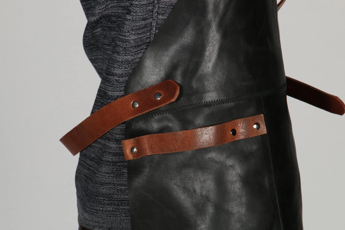 Sorprese Premium – Tablier Bbq – Carreaux Noir-cognac – Tablier Bbq Homme – 100 % Cuir Premium – Y Compris Spatule Bbq Jamie Oliver - Tablier Bbq Cuir Homme – Image 4
