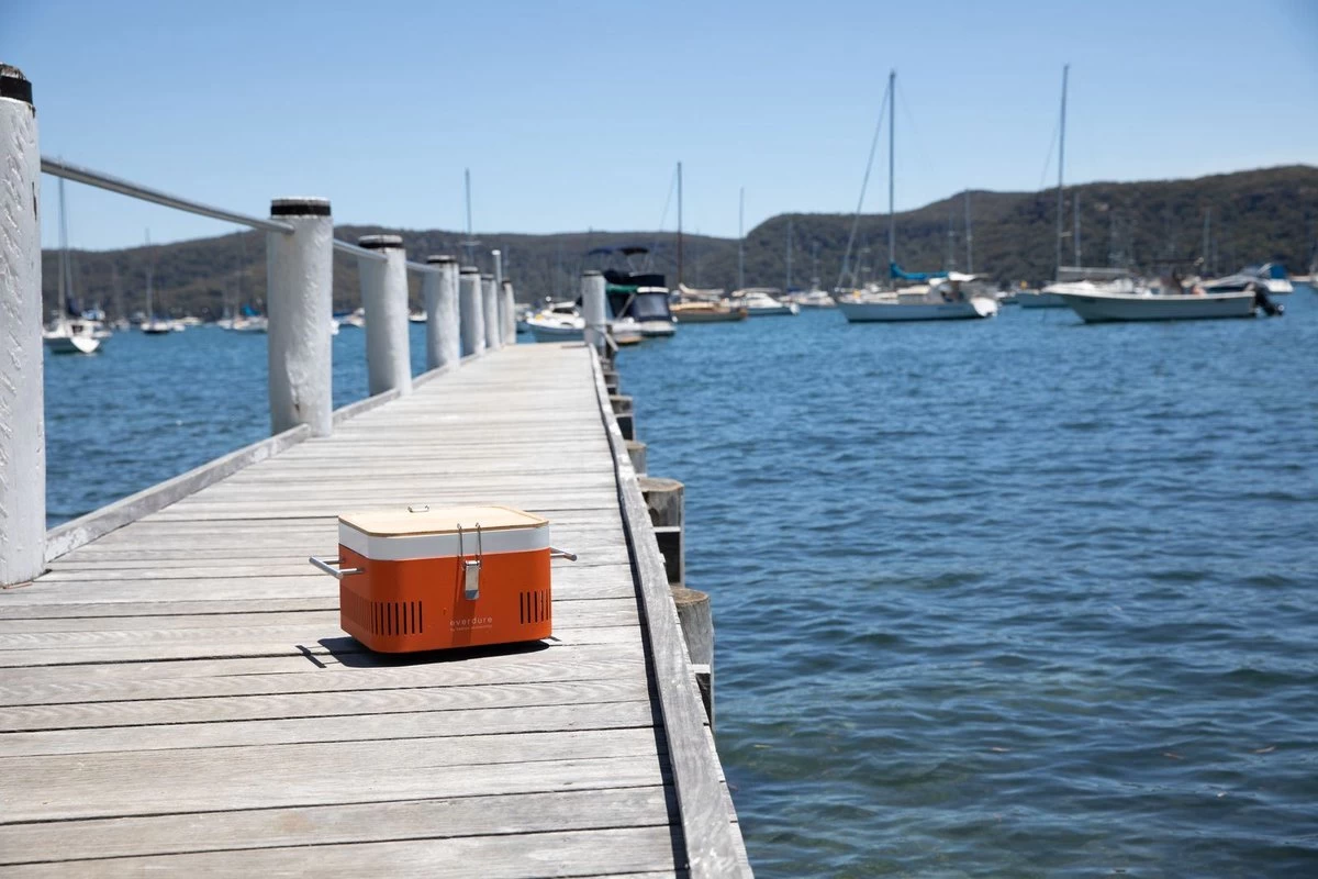 BBQ - BARBECUE - CHARBON - EVERDURE - CUBE - Y COMPRIS LA BOÎTE DE RANGEMENT ET LE TRAVAIL / PLATEAU - 38,4 CM DE LONG - 31,6 CM DE LARGE - 22,4 CM DE HAUT - ACIER INOXYDABLE / ALUMINIUM / BOIS – Image 2