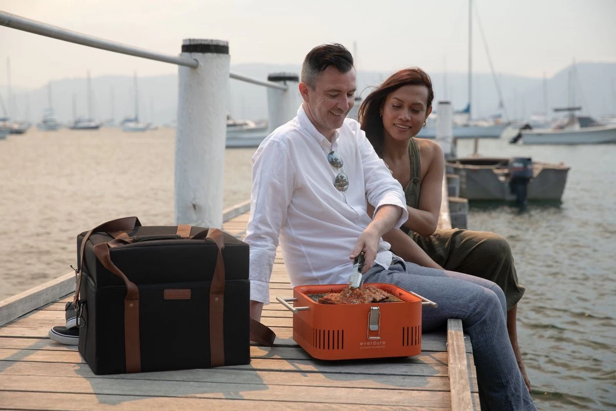 BBQ - BARBECUE - CHARBON - EVERDURE - CUBE - Y COMPRIS LA BOÎTE DE RANGEMENT ET LE TRAVAIL / PLATEAU - 38,4 CM DE LONG - 31,6 CM DE LARGE - 22,4 CM DE HAUT - ACIER INOXYDABLE / ALUMINIUM / BOIS – Image 7