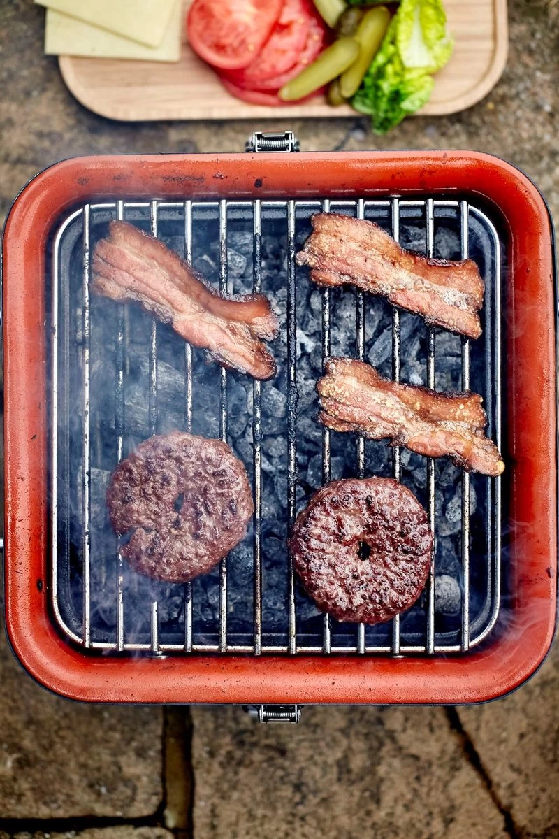 BBQ - BARBECUE - CHARBON - EVERDURE - CUBE - Y COMPRIS LA BOÎTE DE RANGEMENT ET LE TRAVAIL / PLATEAU - 38,4 CM DE LONG - 31,6 CM DE LARGE - 22,4 CM DE HAUT - ACIER INOXYDABLE / ALUMINIUM / BOIS – Image 6