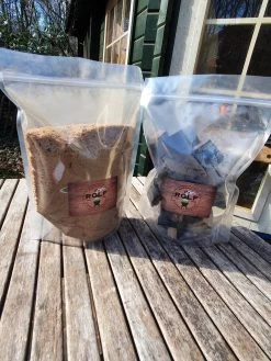 Assortiment De Morceaux De Barriques De Vin Rouge / Papillon De Fumée